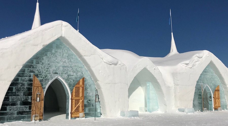Sawn ice blocks and a snow arch forming the head of a room - Hôtel de Glace Valcartier, Saint-Gabriel-de-Valcartier, Québec, Canada